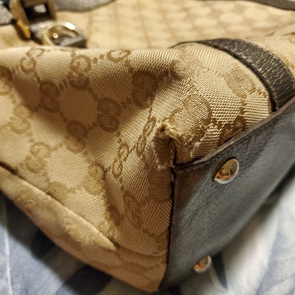 SOLD Authentic Gucci Medium Handbag - Picture 5 of 11